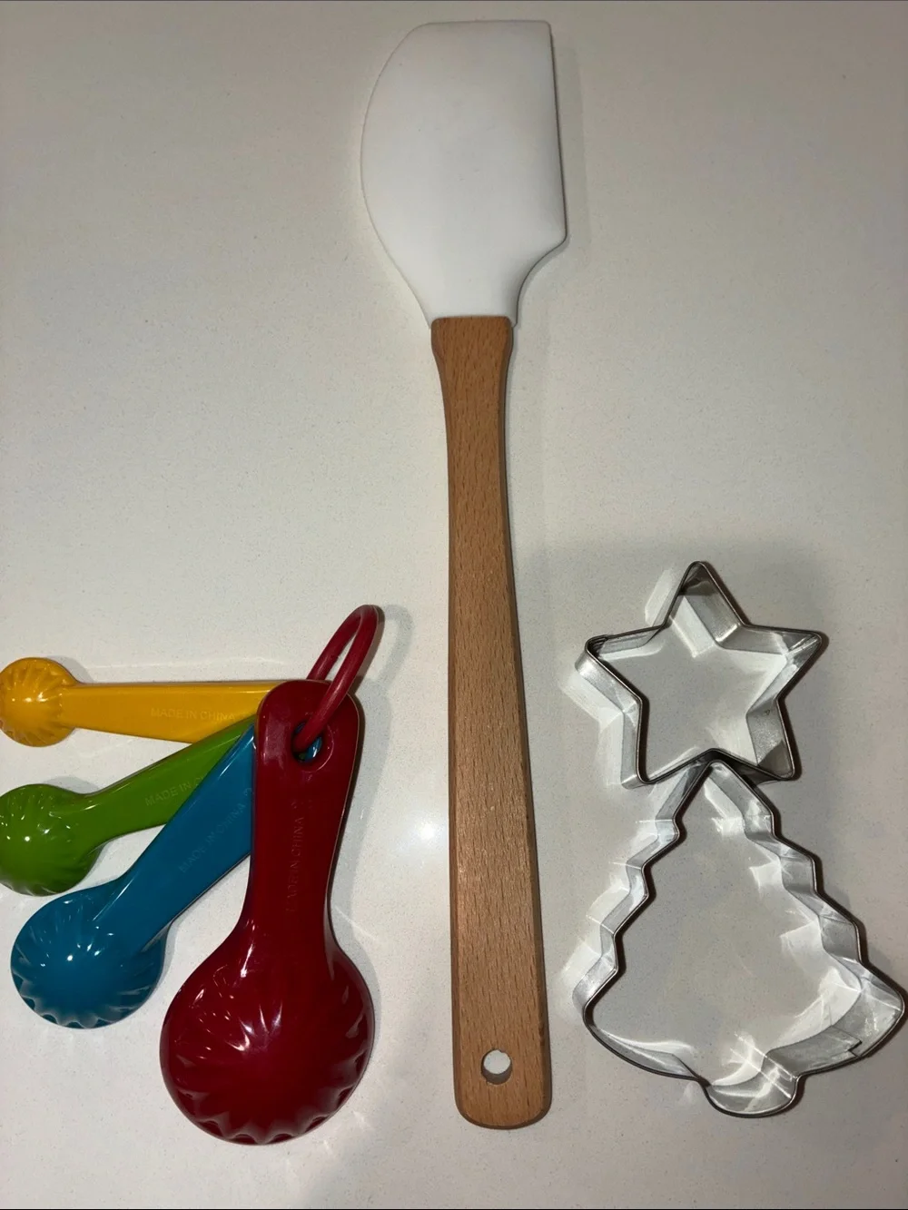 HOLIDAY TREE Silicone Spatula With Wooden Handle NWOT, Measuring Spoons &Cutters